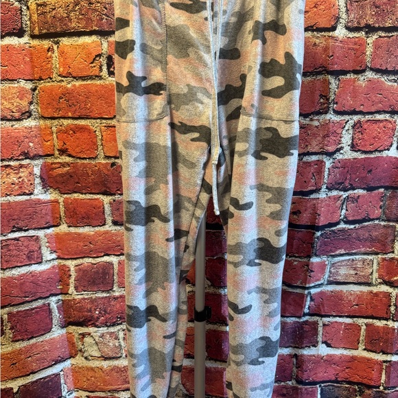 Secret Treasures Gray Pullover Sleep Set Top Size L Bottoms Size M Item #PHK7476 - Picture 4 of 4